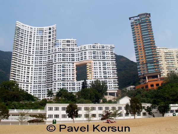 Многоэтажные дома на острове Гонконг