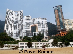 Многоэтажные дома на острове Гонконг
