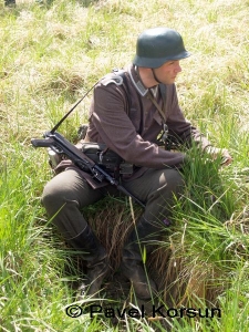 Немецкий солдат в окопе - военные игры