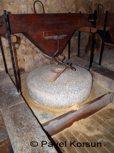 Каменные круги для перемалывания зерна на водяной мельнице