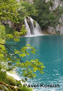 Водопад ниспадающий в одно из каскадных озер Плитвицкого национального парка