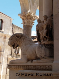 Каменный лев на входе в Собор Святого Дуе