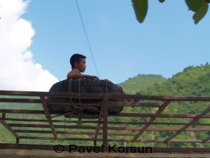 Мальчик-путешественник в колесе на крыше автобуса