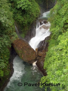 Водопад в районе подъема к селению Горепани