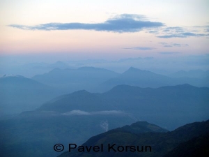 Вид на цепь гор с вершины с Пун Хилл