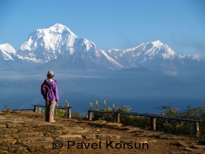 Девушка смотрит на вершину горы Дхаулагири и Гималаи