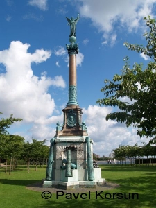Памятник капитану Ивару Хитфельду (герою Северной войны 1700-1721) на набережной Лангелиние