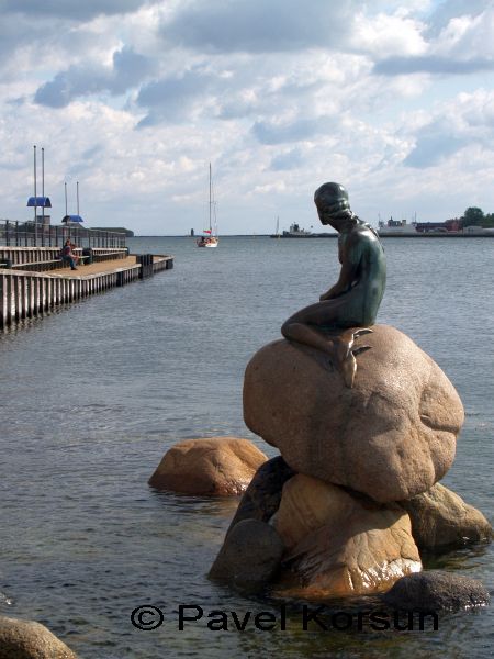 Памятник Маленькой Русалочке провожающей взглядом яхту уходящую в океан