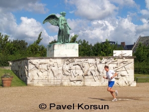 Статуя ангела показывает, что нужно бегать и заниматься спортом