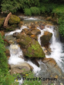 Водопад на горной реке на треке вокруг Аннапурны