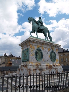Конный памятник королю Фредерику V в Копенгагене