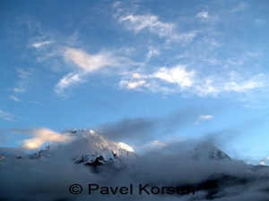 Рассветное небо над Гималаями в районе Аннапурны