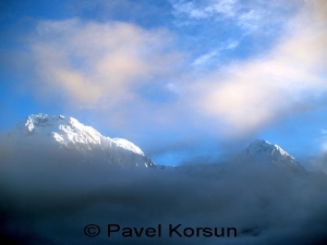 Рассветное небо над Гималаями в районе Аннапурны
