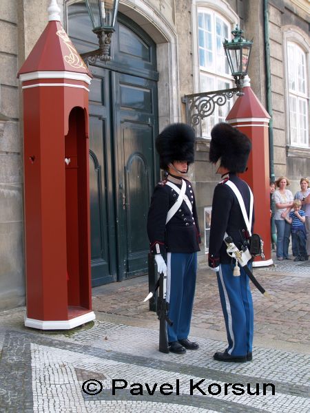 Смена караула перед королевским дворцом в Копенгагене