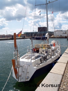 Яхта "Росток"  с детским велосипедом на борту пришвартована у набережной Копенгагена
