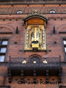 Золотой барельеф епископа Абсалона на фасаде ратуши в Копенгагене