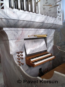 Клавиши мраморного музыкального органа