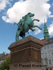 Памятник основателю Копенгагена епископу Абсалону на площади Хойбро