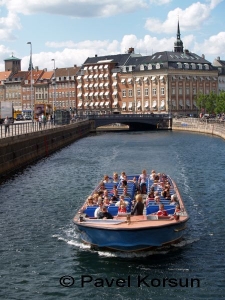 Туристический речной трамвай на канале Копенгагена