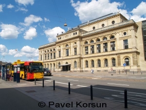 Рейсовый автобус возле Королевского театра Дании в Копенгагене