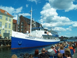 Старинный пароход "Bjornsholm" на канале Нюхавн в Копенгагене