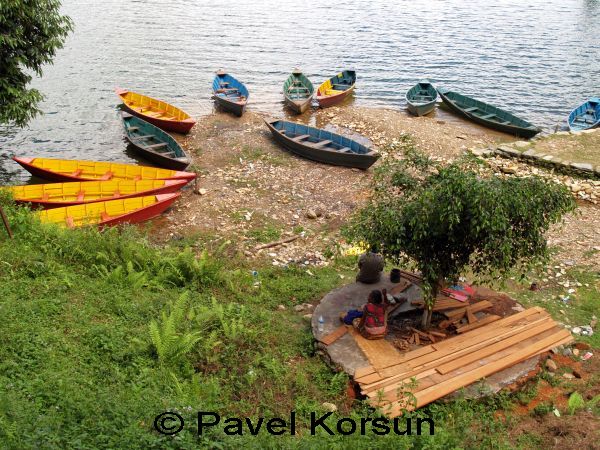 Лодки на озере Фева в Покхаре