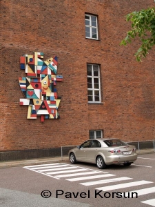 Абстракция на стене дома, автомобиль и пешеходный переход 
