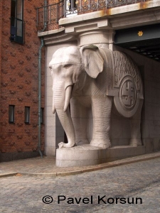 Статуя слона - символа пива и пивоварни Carlsberg