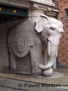 Статуя слона - символа пива и пивоварни Carlsberg