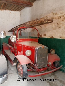 Старинная ретро пожарная машина в Катманду