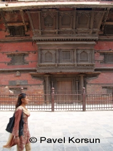 Девушка идет возле Королевского дворца в Катманду