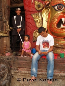 Девочка с отцом возле стражника Королевского дворца