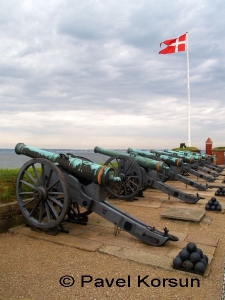 Пушки с ядрами и флаг Дании