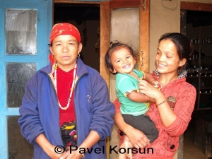 Непальская семья - бабушка, мама и мальчик