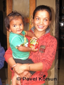 Красивая непальская женщина с ребенком