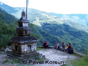 Женщины-непалки отдыхают возле буддийской ступы