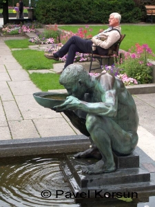 Скульптура-фонтан пьющего человека