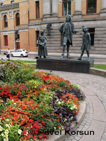Памятник писателю Людвигу Холбергу и большая клумба цветов в Осло
