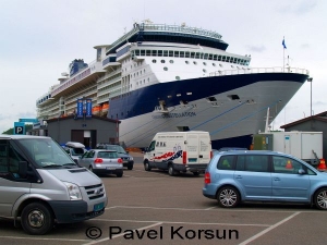 Круизный корабль "Celebrity Constellation" у причала гавани в Осло