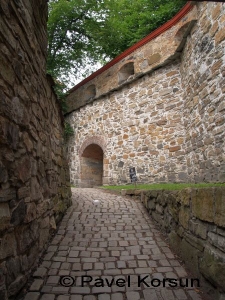 Проход между крепостными стенами ведущий к замке Акерсхус в Осло