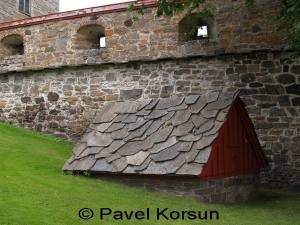 Небольшое хранилище под каменной крышей возле крепостной стены замка Акерсхус