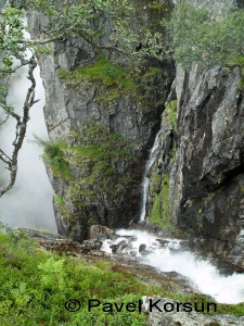 Небольшой водопад недалеко от водопада Верингсфоссен