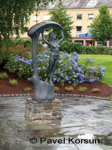 Скульптура обнаженной девушки стоящей под деревом в Ойстессе
