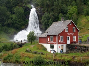 Водопад Стендалфоссен и красный домик туристического центра и кафе