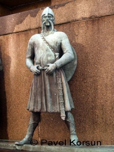 Скульптура уверенного в себе викинга