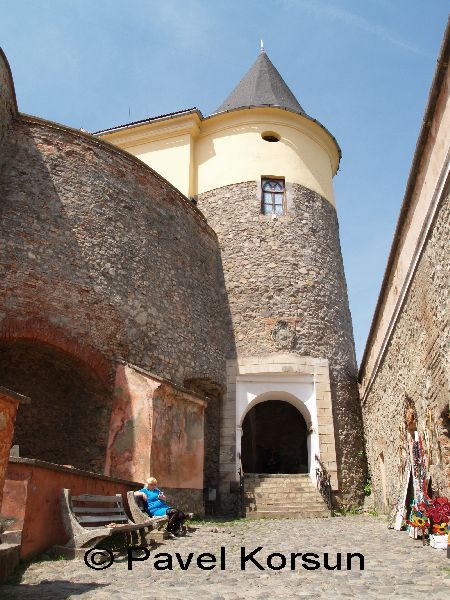 Мукачево - Мукачевский замок Паланок - Входная башня верхнего двора