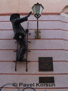 Ужгород - Памятник зажигателю газовых фонарей - Дяде Коле