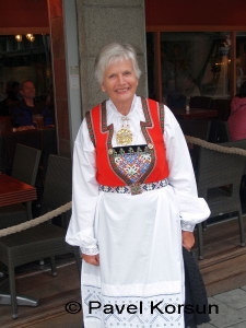 Пожилая женщина в национальном норвежском костюме