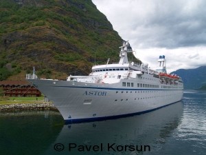 Круизный корабль "Astor" возле причала на воде Согне-фьорда