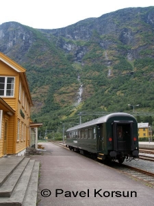 Железнодорожная станция железной дороги Флам на границе Стогнефьорда и отдельно стоящий вагон